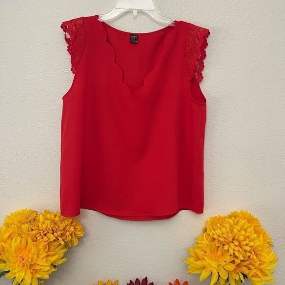V-Neck Scallop Edge Top Size Medium NWT - Picture 1 of 3